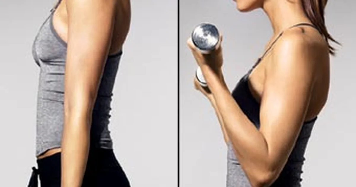 Secuencia de curl de biceps con mancuernas para una rutina de brazo en casa