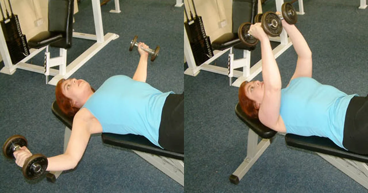 Ejercicio de pecho con mancuernas como referencia para entrenar pectoral en casa